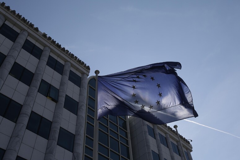 La bandiera dell 'Ue sulla Borsa di Atene © ANSA/AP