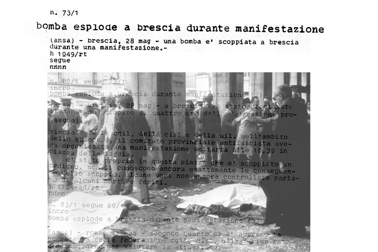 Il primo take dell 'ANSA sullo scoppio della bomba e una delle immagini della strage - RIPRODUZIONE RISERVATA