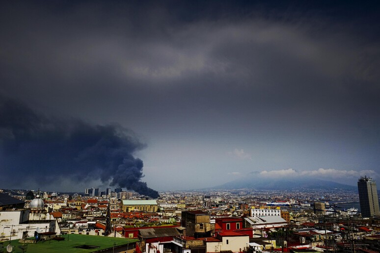 Incendio a Napoli: bloccato traffico linea 2 metropolitana - RIPRODUZIONE RISERVATA