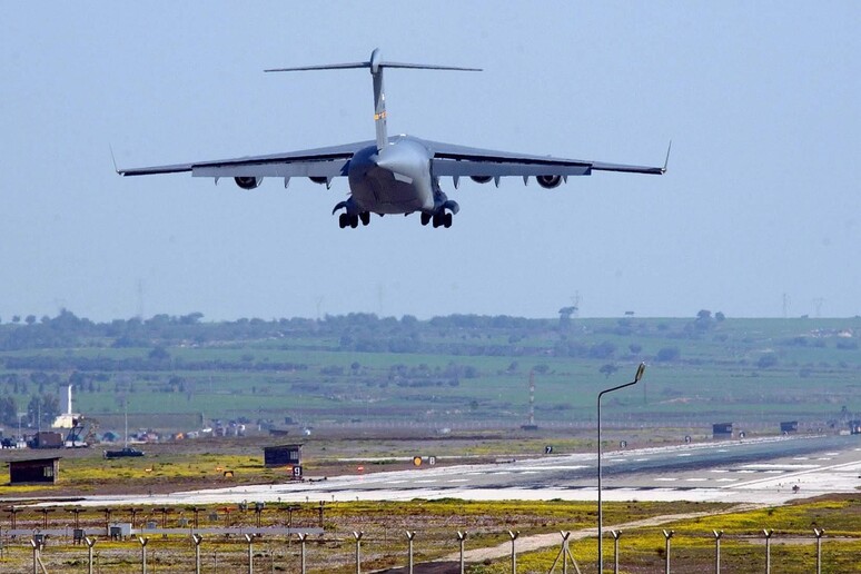 Un jet Usa atterra alla base di Incirlik in Turchia -     RIPRODUZIONE RISERVATA