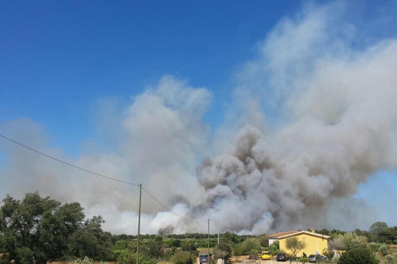 Incendio San Teodoro - RIPRODUZIONE RISERVATA