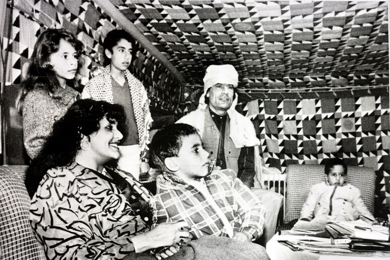 In una foto del 12 gennaio 1986 Muammar Gheddafi (C) con la sua famiglia: davanti la seconda moglie Safiay con il primogenito Saif Al Islam, dietro da sinistra: Aisha, Saadi, il rais e Khamis - RIPRODUZIONE RISERVATA