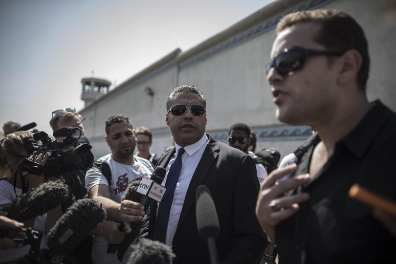 Il giornalista di al Jazeera egiziano-canadese Mohamed Fahmi (c) e il producer egiziano Baher Mohammed (d) oggi davanti alla prigione di Tora al Cairo -     RIPRODUZIONE RISERVATA