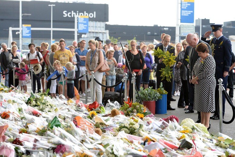 Fiori in omaggio alle vittime del volo MH-17 della Malaysia Airlines all 'aeroporto Schiphol di Amsterdam il 25 luglio 2014 - RIPRODUZIONE RISERVATA