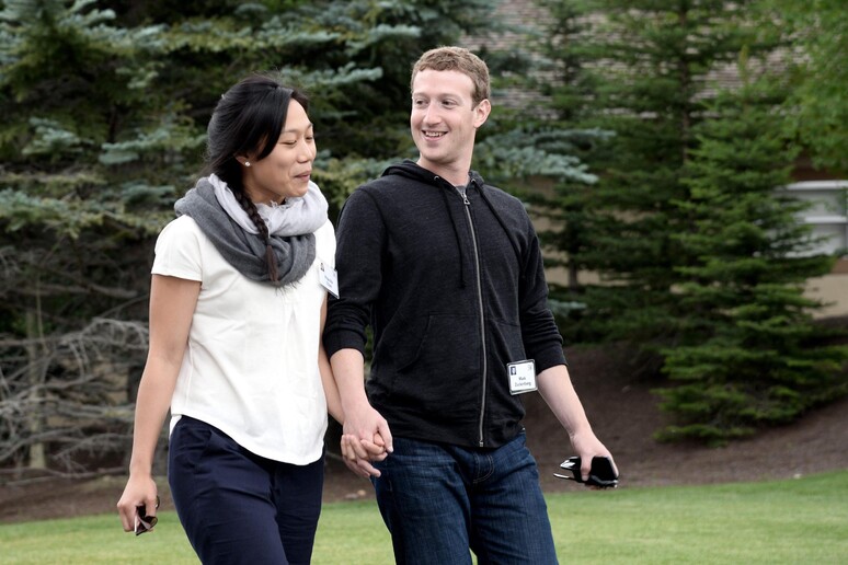 Zuckerberg con la moglie Chan - RIPRODUZIONE RISERVATA