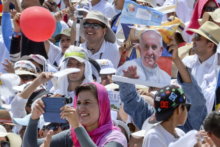Nyt racconta viaggio del Papa su WhatsApp - RIPRODUZIONE RISERVATA