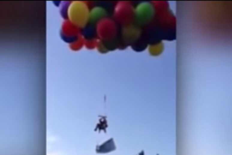 Canada: in volo su sedia legata a palloncini, arrestato - RIPRODUZIONE RISERVATA