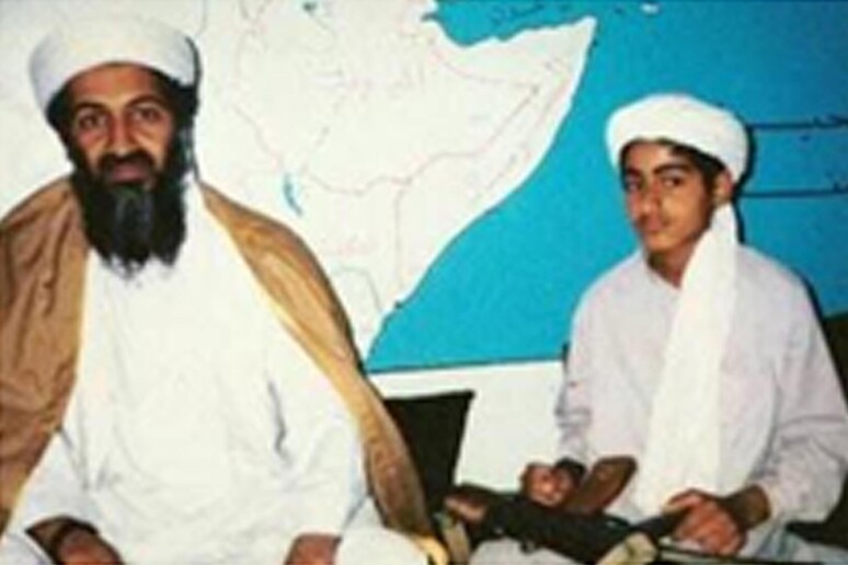 Uno dei figli di Osama bin Laden, Hamza, con il padre in una foto senza data - RIPRODUZIONE RISERVATA