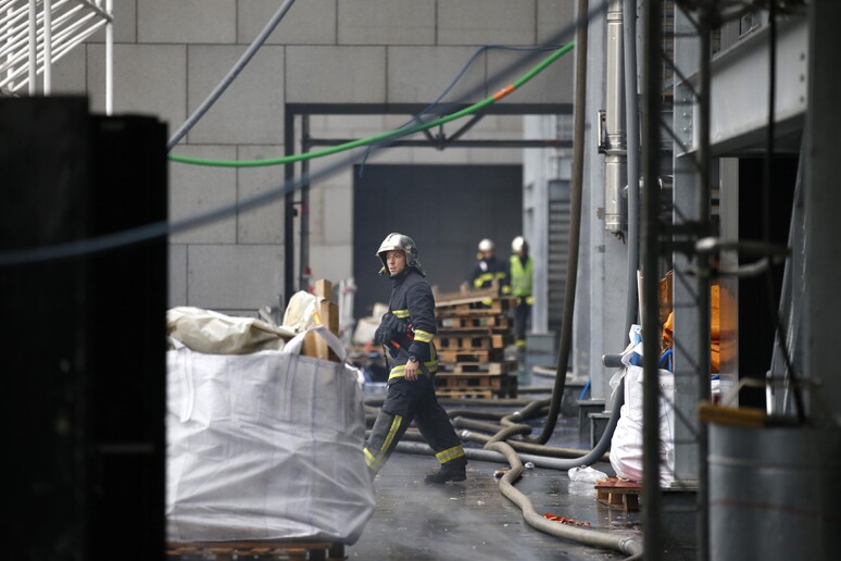 Pompieri al lavoro per domare l 'incendio alla Cité de la Science di Parigi © ANSA/AP