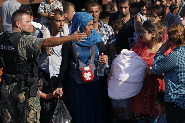 Migranti provenienti dalla Siria, dall 'Iraq, dall 'Afghanistan in Macedonia in attesa di entrare in Europa, foto di archivio © ANSA/AP