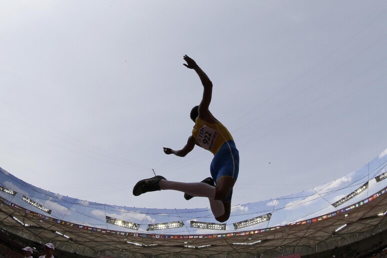 Il salto in lungo di Michel Torneus ai mondiali di atletica in Cina © ANSA/AP