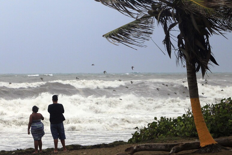 Mare in tempesta a Porto Rico © ANSA/AP
