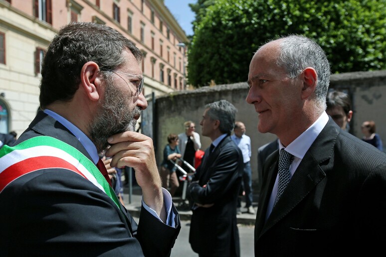 Il sindaco di Roma Ignazio Marino e il prefetto Franco Gabrielli in una foto d 'archivio - RIPRODUZIONE RISERVATA