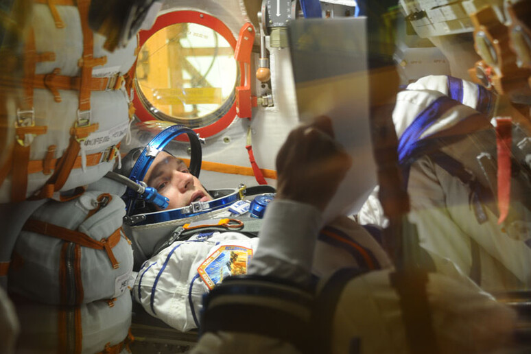 L 'astronauta Andreas Mogensen all 'interno della navetta russa Soyuz, nella sua prima missione (fonte: ©Energia) - RIPRODUZIONE RISERVATA