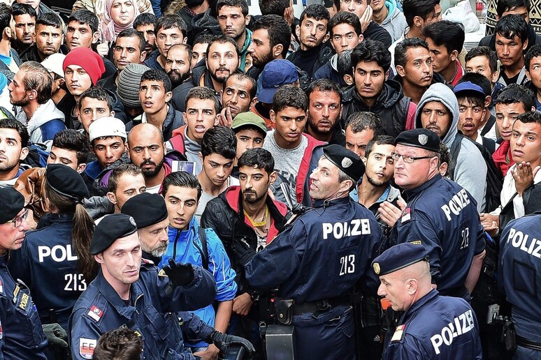 Rifugiati aspettano treni in Austria © ANSA/EPA