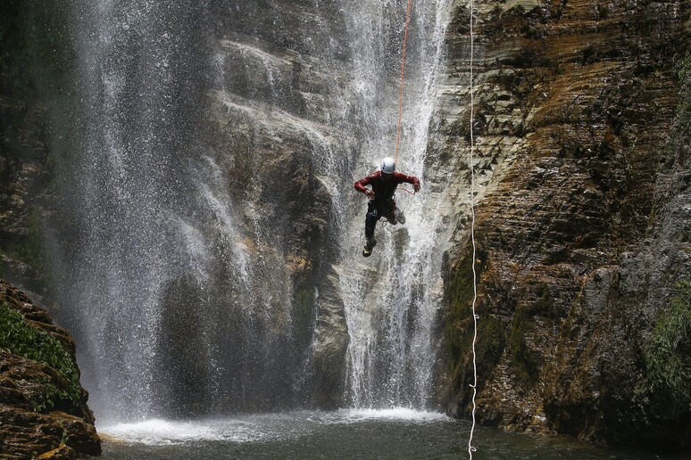 Cade in acqua facendo canyoning, 33enne morto nel Lecchese