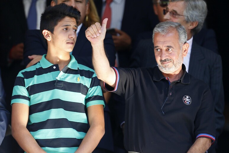 Osama Abdul Mohsen (destra) con accanto il figlio Mohammad in tribuna allo stadio Bernabeu assistono a Real Madrid-Granada il 19 settembre 2015 © ANSA/AP