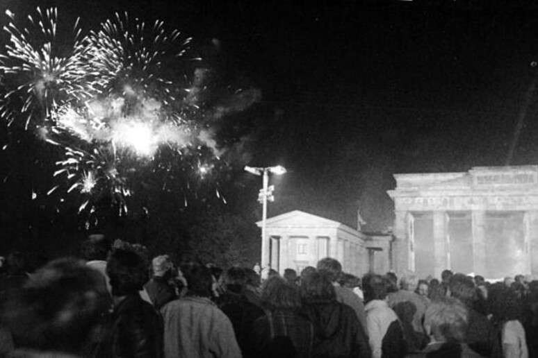Berlino, 3 ottobre 1990: fuochi d 'artificio e festeggiamenti di fronte alla Porta di Brandeburgo per  la riunificazione - RIPRODUZIONE RISERVATA