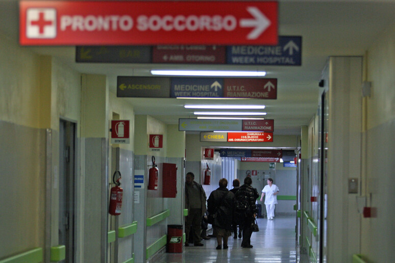 Un corridoio di un ospedale in una foto di archivio - RIPRODUZIONE RISERVATA