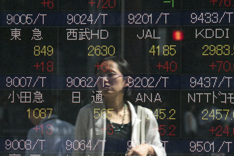 Borsa: Tokyo; Nikkei -3,2%, tocca minimi ultimi 7 mesi © ANSA/EPA