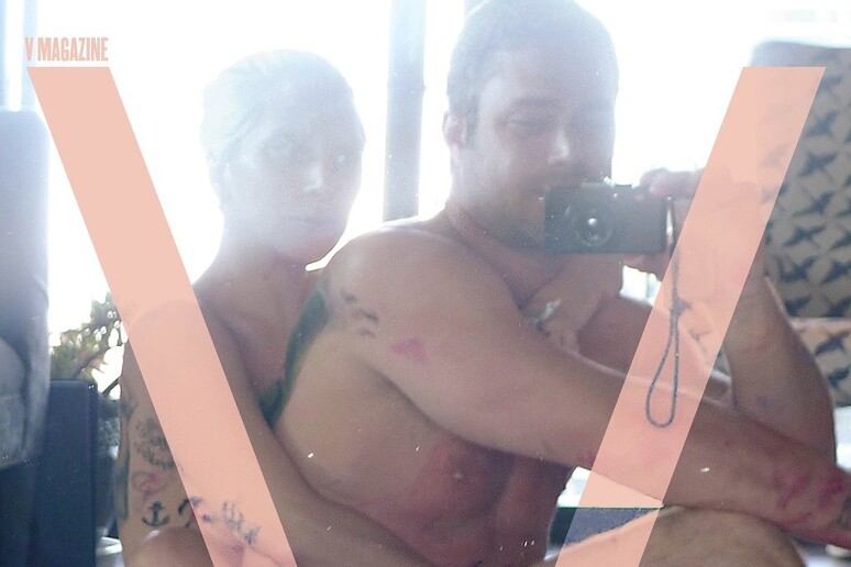 Lady Gaga nuda con boyfirend Taylor Kinney dopo aver fatto sesso - RIPRODUZIONE RISERVATA