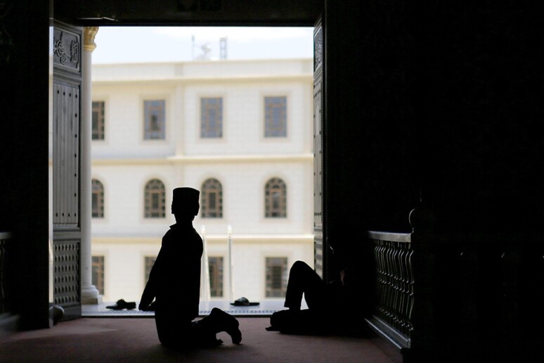 La preghiera in una moschea (archivio) - RIPRODUZIONE RISERVATA