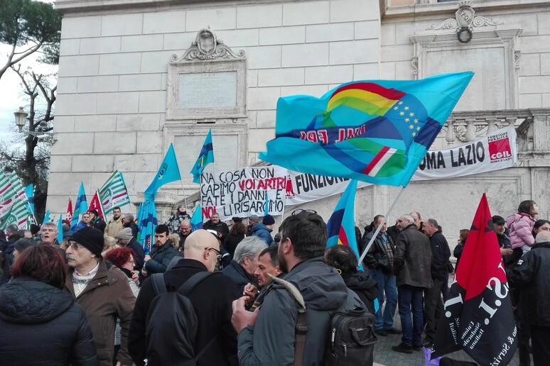 Una protesta dei dipendenti del Comune in piazza del Campidoglio - RIPRODUZIONE RISERVATA