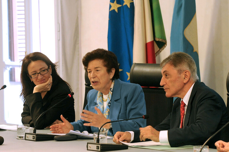 Valeria Valente, Rosa Russo Iervolino e Antonio Bassolino in una foto di archivio - RIPRODUZIONE RISERVATA
