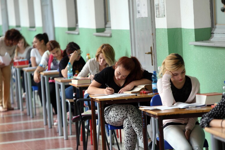 Studenti impegnati nelle prove scritte dell 'esame di maturita ' in una foto d 'archivio - RIPRODUZIONE RISERVATA