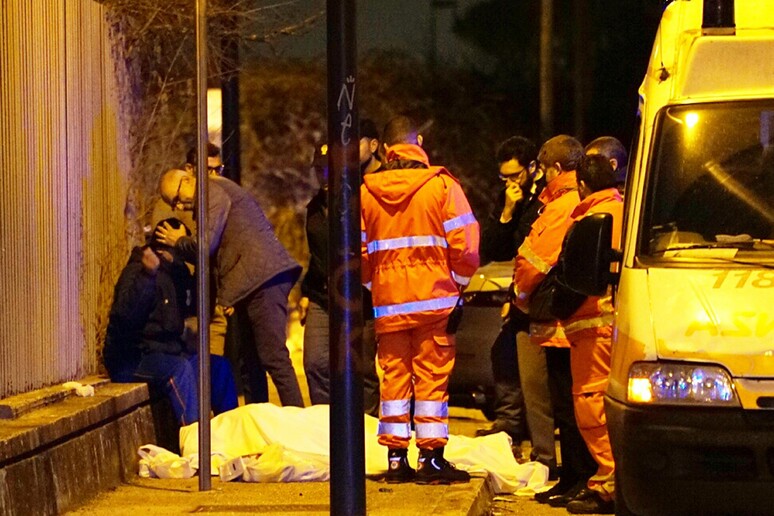 Uomo ucciso con colpi pistola alla testa a Napoli - RIPRODUZIONE RISERVATA
