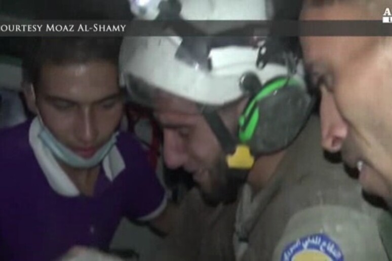 Un fotogramma del video del salvataggio della bimba in Siria - RIPRODUZIONE RISERVATA