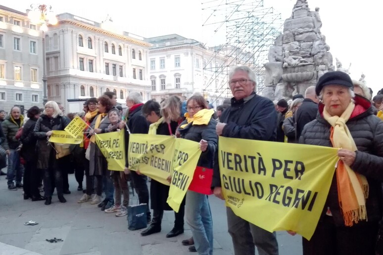 Un momento della manifestazione promossa da Amnety International davanti al municipio di Trieste - RIPRODUZIONE RISERVATA