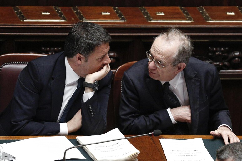 Il Presidente del Consiglio Matteo Renzi (s) e il ministro dell 'Economia Pier Carlo Padoan alla Camera in una foto d 'archivio - RIPRODUZIONE RISERVATA