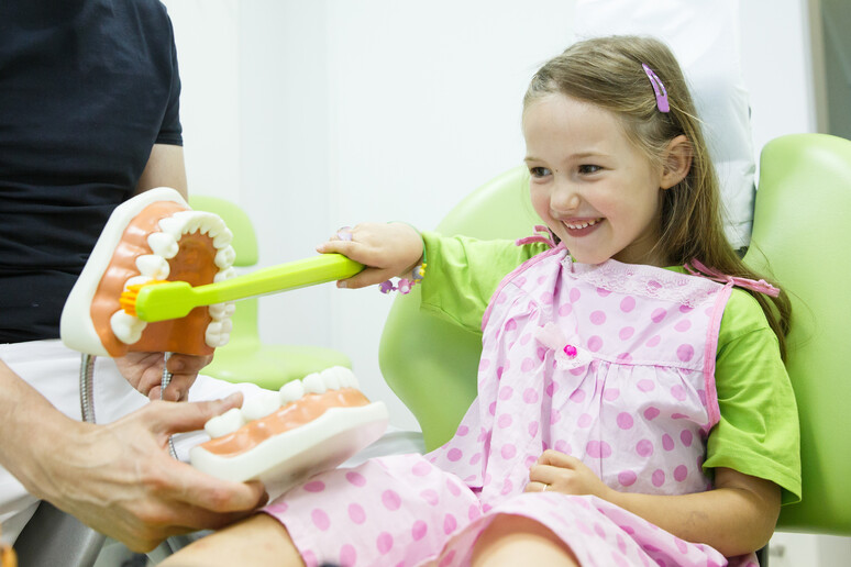 una bambina dal dentista -     RIPRODUZIONE RISERVATA