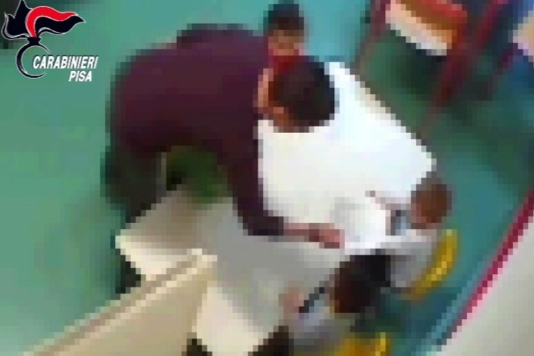 Maltrattamenti sui bambini in un asilo nido nel pisano in un frame tratto da un video d 'archivio - RIPRODUZIONE RISERVATA