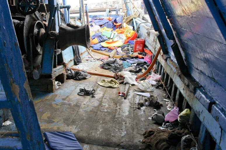 Uno dei barconi in cui viaggiavano le vittime della strage del 3 ottobre 2013 - RIPRODUZIONE RISERVATA