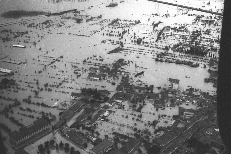 Una veduta aerea dell 'alluvione di Firenze del  '66 - ARCHIVIO ANSA - RIPRODUZIONE RISERVATA