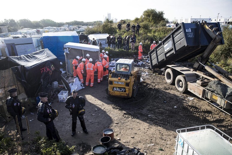 4 mila migranti già fuori dalla  'Giungla ' di Calais, ruspe all 'opera © ANSA/EPA