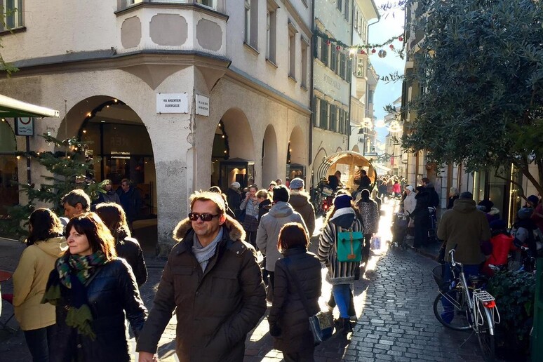 Gente che cammina in centro a Bolzano - RIPRODUZIONE RISERVATA