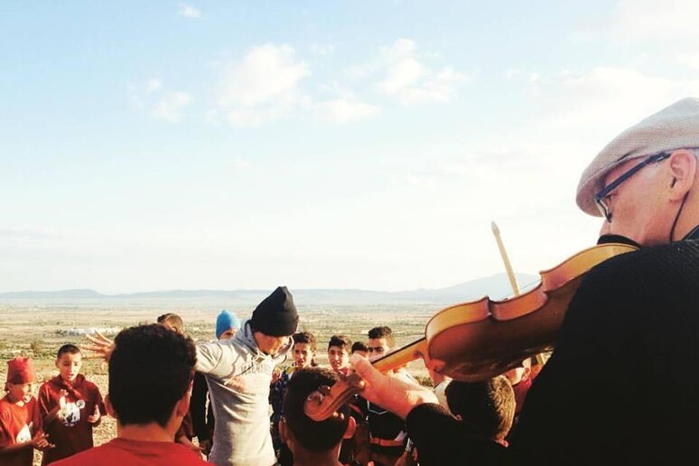 I "Ghar boys" (i ragazzi della grotta), giovanissimi breakdancers impegnati con i bambini sul Monte Semmama in Tunisia -     RIPRODUZIONE RISERVATA