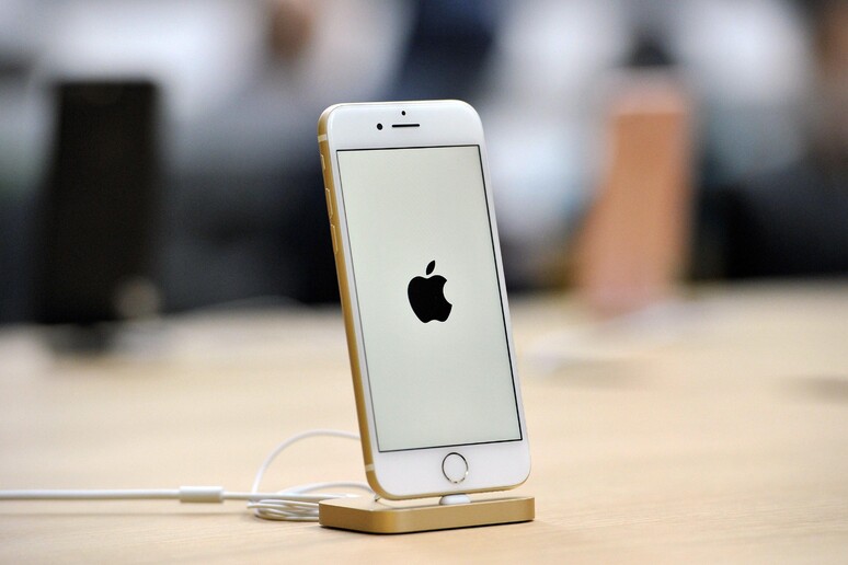Effetto Trump, Apple valuta produzione iPhone in Usa - RIPRODUZIONE RISERVATA