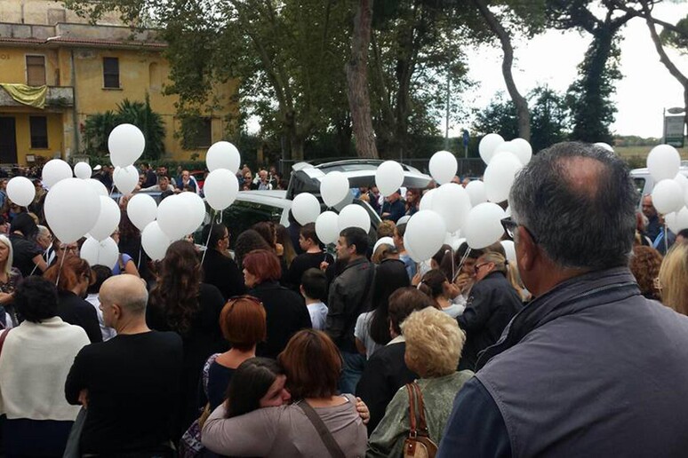 Bimbo annegato: funerali a Maccarese, applausi e lacrime - RIPRODUZIONE RISERVATA