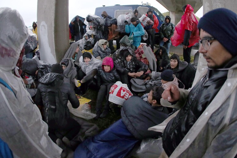 Immigrati bloccati in Serbia © ANSA/EPA