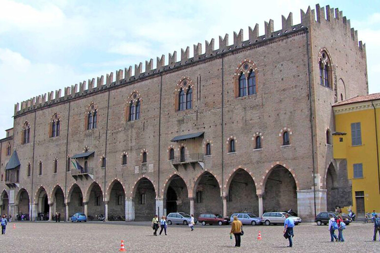 Il Palazzo Ducale di Mantova in una foto d 'archivio - RIPRODUZIONE RISERVATA