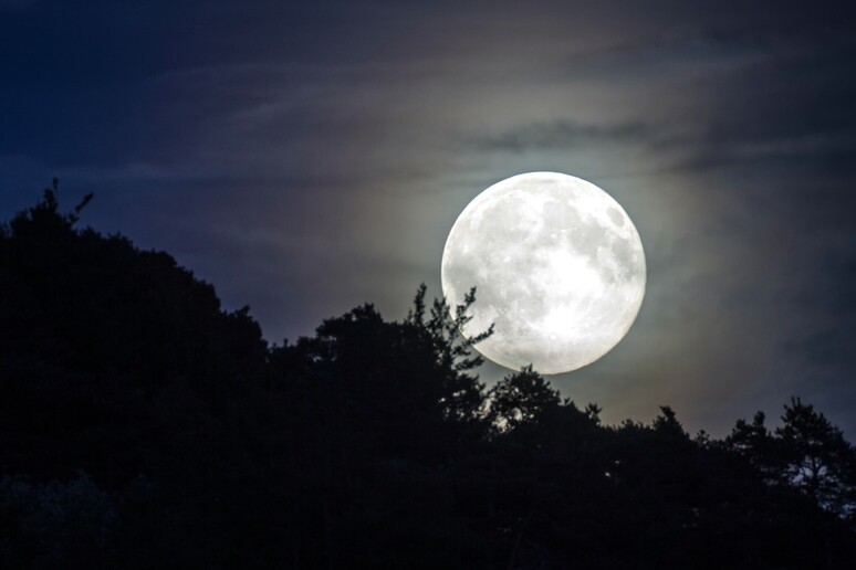 La Superluna è una Luna piena che si trova nel punto della sua orbita più vicino alla Terra - RIPRODUZIONE RISERVATA