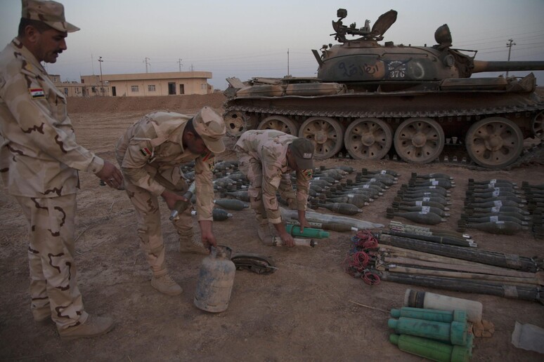 Le armi confiscate dall 'esercito iracheno all 'Isis © ANSA/EPA