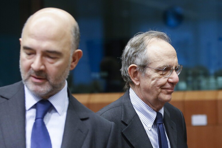 Il commissario Ue Moscovici e il ministro Padoan © ANSA/EPA