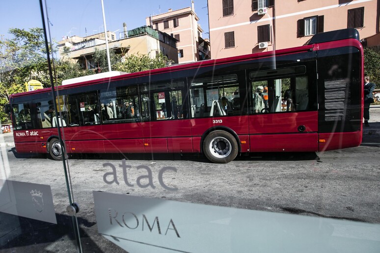 Un momento della presentazione dei nuovi autobus Atac al capolinea di Torre Maura, Roma, 09 novembre 2016 - RIPRODUZIONE RISERVATA