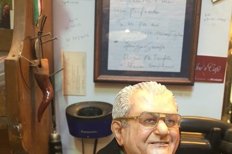 Il boss delle cerimonie don Antonio Polese statuetta presepe Marco Ferrigno - RIPRODUZIONE RISERVATA