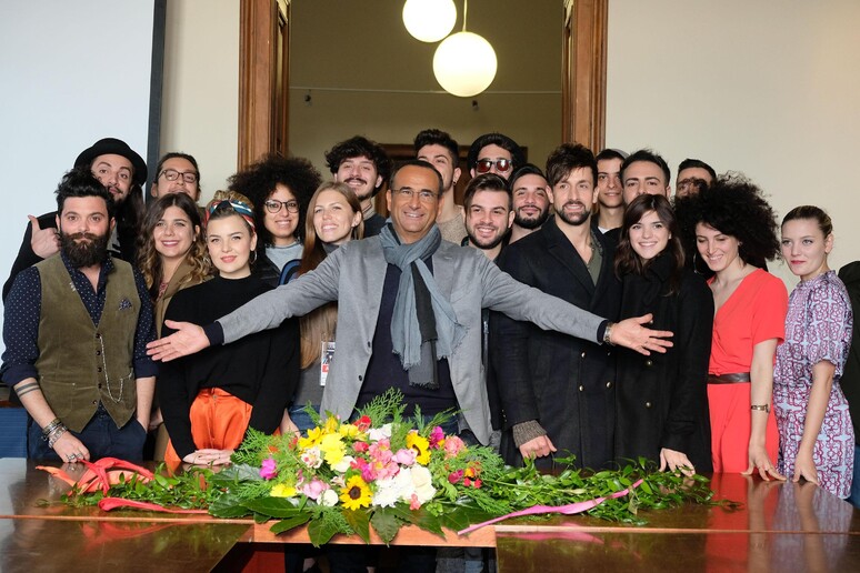 Carlo Conti con i 12 finalisti di Sanremo Giovani, Sanremo (Imperia), 11 dicembre 2016 - RIPRODUZIONE RISERVATA
